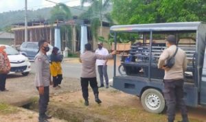 Kerjasama Lurah dan Babin Kamtibmas Polres menyediakan Mobil antar jemput bagi warga yang hendak divaksin