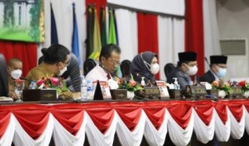 Ketua DPRD Kepri Jumaga Nadeak bersaama 3 unsur Pimpinan DPRD Kepri dan Sekda Kepri TS.Arif Fadilah dalam sidang pengesahan Ranperda Perseroda PT.Pelabuhan Kepri