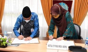 Ketua TP PKK Kepri Hj.Dewi Kumalasari Ansar dan Kepala BKKBN Kepri Medi Heryanto saat menandatangani Kerjasama Menekan angka stunting di Kepri.