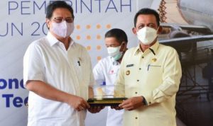 Menko Perekonomian Airlangga Hartanto menerima cinderamata dari Gubernur Kepri Ansar Ahmad