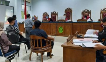 Notaris Sudi SH bersama sejumlah saksi lainya saat diperiksa di PN Tanjungpinang dalam korupsi BPHTB kota Tanjungpinang