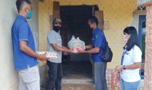 PT Esco Bintan membagikan paket sembako dan kebutuhan rumah tangga lainnya ke warga kurang mampu di Kabupaten Bintan
