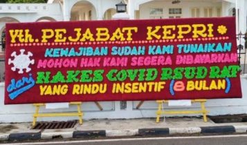 Papan bunga yang dikirim para Nakes RSUP RAT Tanjungpinang sebagai bentuk protes menyusul dana insentif mereka selama 8 bulan yang tak kunjung cair. Papan bunga yang dikirim para Nakes RSUP RAT Tanjungpinang sebagai bentuk protes menyusul dana insentif mereka selama 8 bulan yang tak kunjung cair.