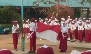 Para siswa siswi SDN 002 Bintan Timur saat melaksanakan Upacara Pengibaran Bendera Merah Putih.