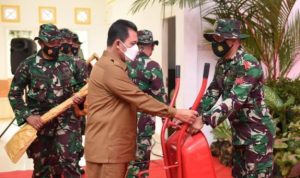 Pembukaan TMMD ke 111 di Lingga ditandai dengan penyerahan Pralatan Kerja oleg Gubernur kepada Personil TNI Kodim 0315 Bintan di Lingga