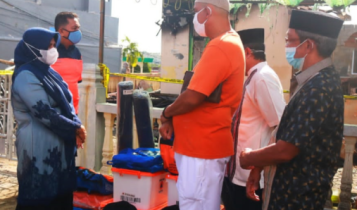 Petugas dari BPBD Kota Tanjungpinang saat memberikan bantuan kepada korban kebakaran di Jalan Siantan Perumnas Sei Jang.