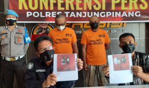 Polres Tanjungpinang saat ekspose penangkapan dua tersangka narkoba berinisial T dan AS di Mapolres Tanjungpinang