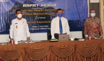 Rektor UMRAH Dr Agung Dhamar Syakti bersama Gubernur Kepri H Ansar Ahmad saat Raker bersama Pimpinan dan Dewan Pertimbangan UMRAH di Ruang Tanjak Lantai 3 Dompak
