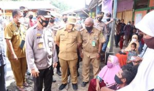 Rombongan Kapolda Kepri Irjen Pol Dr Aris Budiman saat meninjau vaksinasi di Pulau Penuba