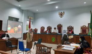 Saksi Dahlia Zulfa selaku Ketua Koperasi Pegawai Kabupaten Bintan pada sidang lanjutan kasus dugaan korupsi DIJP BUMD Bintan terdakwa Risalasih dan Teddy Riawan.