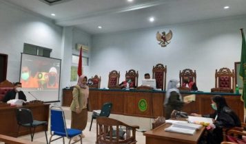 Saksi Dahlia Zulfa selaku Ketua Koperasi Pegawai Kabupaten Bintan pada sidang lanjutan kasus dugaan korupsi DIJP BUMD Bintan terdakwa Risalasih dan Teddy Riawan. Saksi Dahlia Zulfa selaku Ketua Koperasi Pegawai Kabupaten Bintan pada sidang lanjutan kasus dugaan korupsi DIJP BUMD Bintan terdakwa Risalasih dan Teddy Riawan.