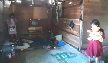 Salah seorang anak keluarga Parsejahtera di Bintan sangat senang mendapat boneka dari PT.Esco