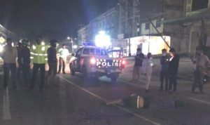 Satuan lalu Lintas saat tiba di lokasi dan jazad korban Laka lantas masih tergeletak di jalan