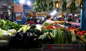 Suasana hiruk pikuk di pasar tradisional Bintan Centre Batu Sembilan Tanjungpinang.