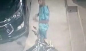 Tangkapan Sceenshot rekaman Camera CCtv pelaku R saat melakukan pencurian Motor di rumah korban Jalan Hanjoyo Putro Tanjungpinang