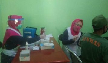 Tenaga medis dari Puskesmas Raya Singkep Barat sedang memvaksin warga dari unsur petugas publik baru baru ini. Tenaga medis dari Puskesmas Raya Singkep Barat sedang memvaksin warga dari unsur petugas publik baru baru ini.