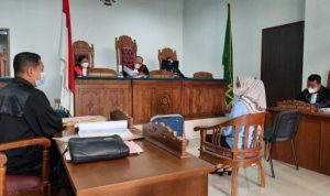Terdakwa dugaan kasus titel MMPd palsu Rini Pratiwi yang juga anggota DPRD Kota Tanjungpinang saat sidang lanjutan yang digelar PN Tanjungpinang