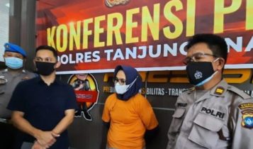 Tersangka Vina dan Kasat Reskrim Polres tanjungpinang saat memberi keterangan Pers e1623222748522