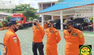 Tim Basarnas Tanjungpinang saat briefing sebelum mencari Nizar 40 nelayan asal Teluk Keriting yang dikabarkan hilang. Belakangan Nizar ditemukan nelayan setempat dalam keadaan selamat.