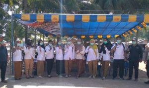 Tim Medis dan Tenaga Kesehatan UPT Puskesmas Posek Kecamatan Kepulauan Posek Lingga saat vaksinasi di Desa Suak Buaya belum lama ini.