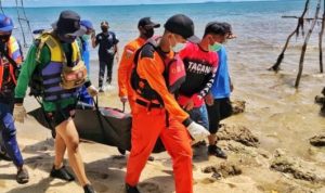 Tim SAR Gabungan saat mengevakuasi jasad Heru 22 pemancing asal Lobam yang dilaporkan hilang terbawa arus di Pantai Sakera.