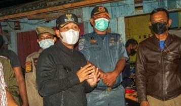 Wabup Lingga Neko W. Pawelloy menggelar perbincangan ringan dengan sejumlah stafnya terkait kapal kayu reguler pengangkut sembako dari Jambi ke Lingga ditahan otoritas perairan di Jambi. Wabup Lingga Neko W. Pawelloy menggelar perbincangan ringan dengan sejumlah stafnya terkait kapal kayu reguler pengangkut sembako dari Jambi ke Lingga ditahan otoritas perairan di Jambi.