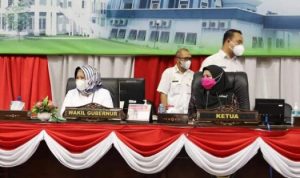 Wakil Gubernur Kepri Marlin Agustina saat memberikan jawaban Pemprov Kepri atas Pandum Fraksi terkait Ranperda LKPj APBD Kepri 2020