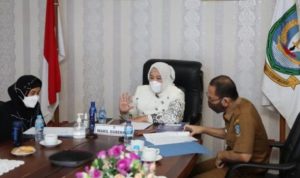 Wakil Gubernur Marlin Agustina bersama Biro Kesra Provinsi Kepri M.Ayub saat membahas Pemberangkatan Kafilla MTQ Kepri ke Maluku