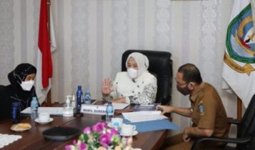 Wakil Gubernur Marlin Agustina bersama Biro Kesra Provinsi Kepri M.Ayub saat membahas Pemberangkatan Kafilla MTQ Kepri ke Maluku Wakil Gubernur Marlin Agustina bersama Biro Kesra Provinsi Kepri M.Ayub saat membahas Pemberangkatan Kafilla MTQ Kepri ke Maluku