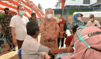 akil Gubernur Marlin Agustina saat melakukan peninjuaan Vaksinasi di Uiversitas Putra Batam akil Gubernur Marlin Agustina saat melakukan peninjuaan Vaksinasi di Uiversitas Putra Batam