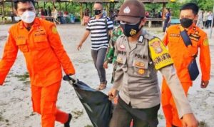 Anggota Basarnas dan Polisi saat mengevakuasi Anak Tenggelam di Bintan
