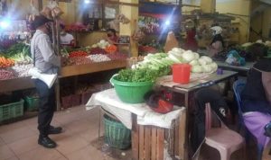 Anggota Sat Binmas Polres Lingga menyusuri pasar Dabo seraya mengimbau kepada warga agar tetap patuhi protokol kesehatan dalam aktivitasnya sehari hari.