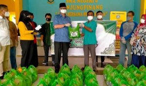 Asisten I Juramadi Esram yang memiliki Gubernur Kepri H Ansar Ahmad saat memberikan secara simbolis bantuan sembako dari ICMI Korda Tanjungpinang kepada masyarakat