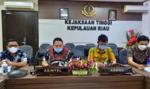 Asisten Intelijen Kejati Kepri Agustian Sunaryo Asisten Pengawasan J.Manullang Kasi Intel Kejari Bintan dan Kasipenkum Kejati Kepri sat memberi ketyrrangan atas Penangkapan Oknum Pengawai TU Kejaksaan