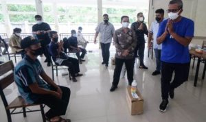 Bupati Bintan Apri Sujadi dan Wakil Bupati Bintan Roby Kurniawan menyerahkan bantuan pupuk dan pestisida kepada 16 kelompok tani di Bintan di Pasar Tani