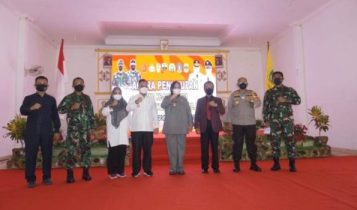 Bupati Lingga M Nizar mendampingi Wakil Gubernur Kepri Hj Marlin dan Forkompinda Kepri saat acara penutupan TMMD Bupati Lingga M Nizar mendampingi Wakil Gubernur Kepri Hj Marlin dan Forkompinda Kepri saat acara penutupan TMMD
