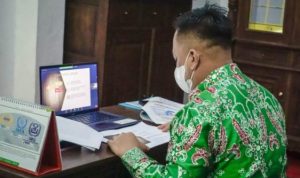 Bupati Lingga M.NIzar saat mengikuti Diklat Kepemimpinan melalui Daring dengan Kemendagri