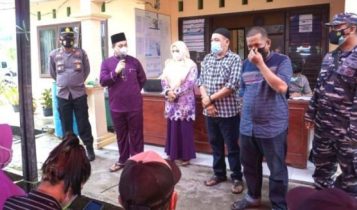 Bupati Lingga M.Nizar bersama TNI dan Polri saat meberi edukasi kepada Waga dan Remaja akann pentingya Vaksinasi