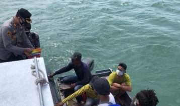 Gelar Patroli Polres Lingga bagikan Sembako ke Nelayan Bintan Gelar Patroli Polres Lingga bagikan Sembako ke Nelayan Bintan