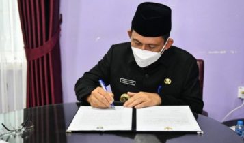 Gubernur Ansar Ahmad saat menandatangani beri Acara Pelantikan Pj Sekda Prov Kepri Lamidi.
