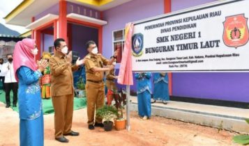 Gubernur Ansar dan bupati Natuna saat meresmikan SMKN 1 di Natuna