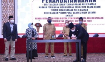 Gubernur Kepri Ansar Ahmad dan wali kota serta Bupati Bintan saat menandatangani berita acara penyerahan aset milik daerah untuk memenuhi Rekomendasi BPK.