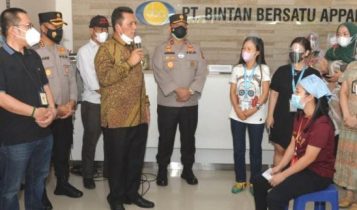 Gubernur Kepri Ansar Ahmad saat melakukan Peninjuaan Vaksinasi Pekerja di Batam Gubernur Kepri Ansar Ahmad saat melakukan Peninjuaan Vaksinasi Pekerja di Batam