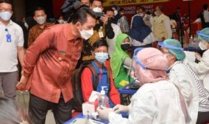 Gubernur Kepri Ansar Ahmad saat menghadiri vaksinasi Massal Siswa SLTP dan SLTA di Batam.