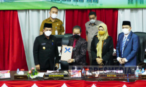 Gubernur Kepulauan Riau Ansar Ahmad menyerahkan dokumen Ranperda RPJMD kepada Ketua DPRD Kepri Jumaga Nadeak dalam Rapat Paripurna DPRD Kepri