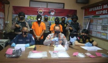 Kapolres Bintan AKBP Bambang Sugihartono saat melakukan ekspos pengungkapan dan penangkapan tersangka pembawa Narkoba jenis sabu dan pil ekstasi seberat 2 kilogram Kapolres Bintan AKBP Bambang Sugihartono saat melakukan ekspos pengungkapan dan penangkapan tersangka pembawa Narkoba jenis sabu dan pil ekstasi seberat 2 kilogram