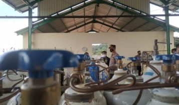 Kapolres Bintan saat sidak di dua perusahaan gas di Bintan guna memastikan stok oksigen untuk rumah sakit aman.