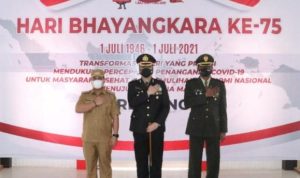 Kapolres Lingga AKBP Arief R. Rachman dan Bupati Lingga M Nizar saat mengikuti puncak peringatan Bhayangkara ke 75 dari Mapolres Lingga