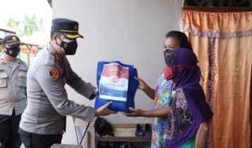 Kapolres Lingga AKBP Arief Robby Rachman menyerahkan bansos berupa paket sembako kepada warga kurang mampu di Keluraha Dabo Singkep