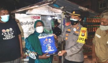 Kapolres Tanjungpinang AKBP.Fernando saat membagiakan Bantuan Sembako berupa Beras kepada Pedagang Terdampak PPKM di Tanjungpinang